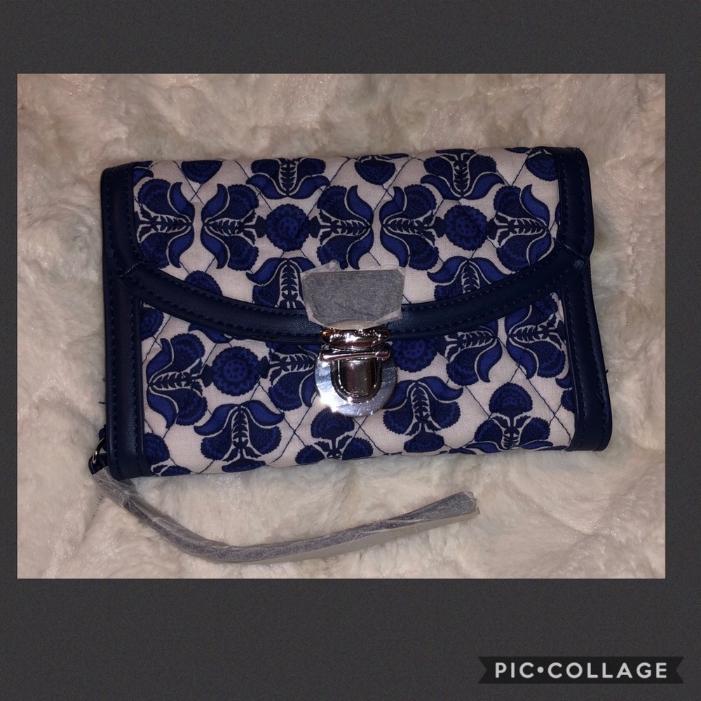 Vera Bradley-Ultimate Wristlet